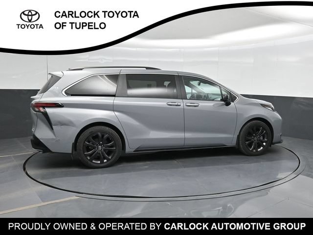 Used 2024 Toyota Sienna XSE FWD image 4
