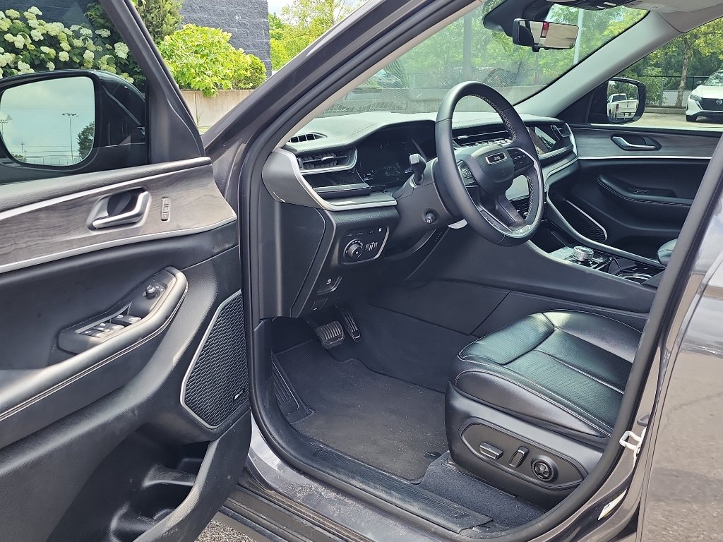 Used 2023 Jeep Grand Cherokee 4WD 4xe w/ Luxury Tech Group II image 10