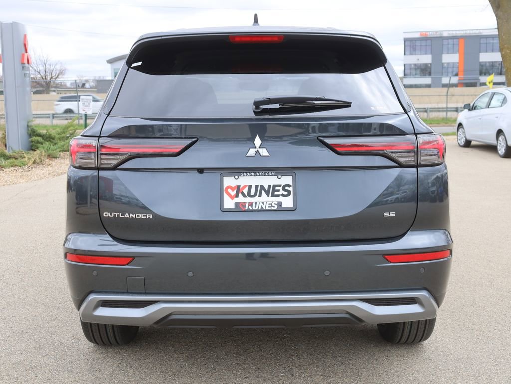 New 2025 Mitsubishi Outlander SE image 8