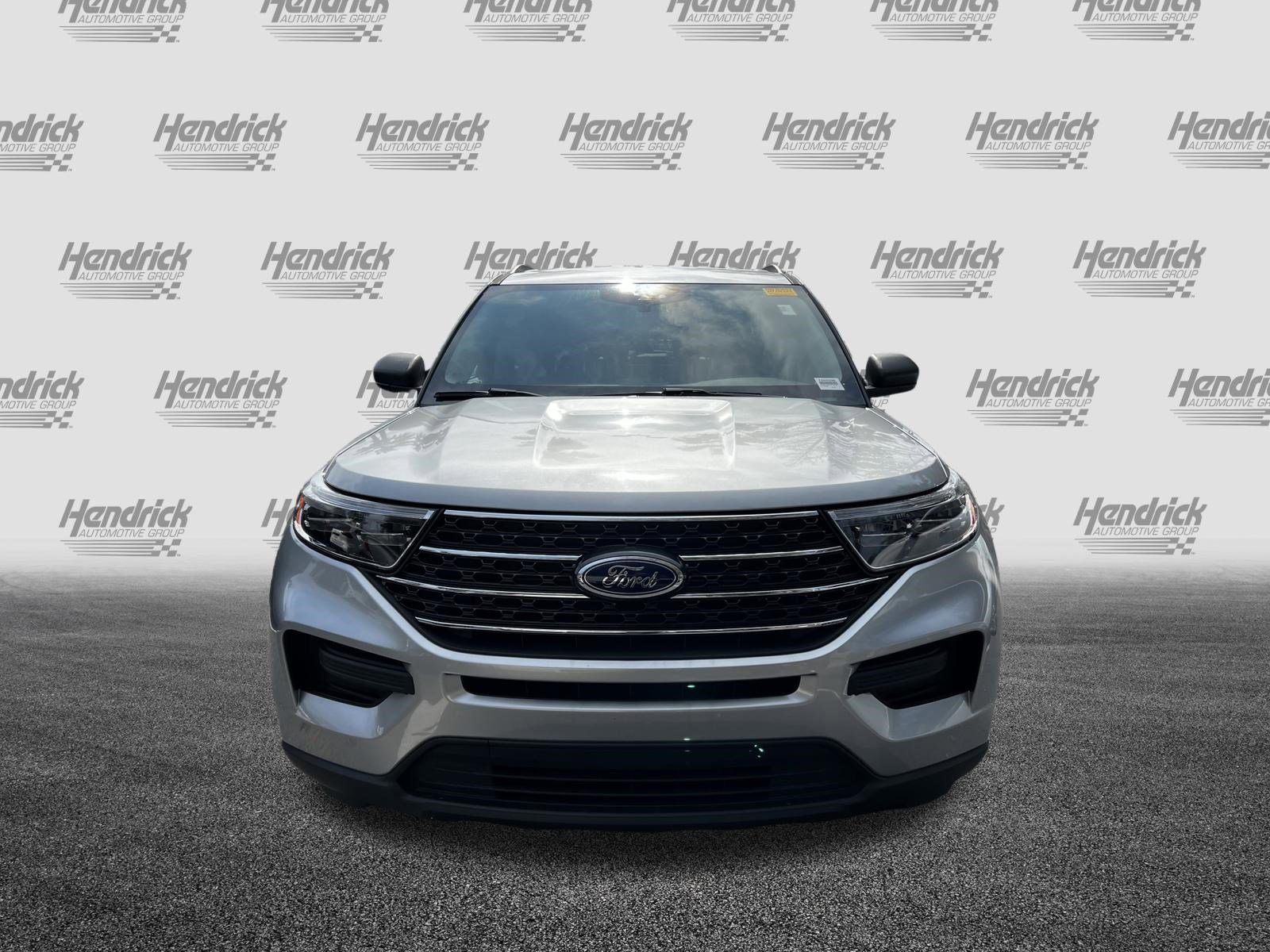 Used 2023 Ford Explorer XLT image 3
