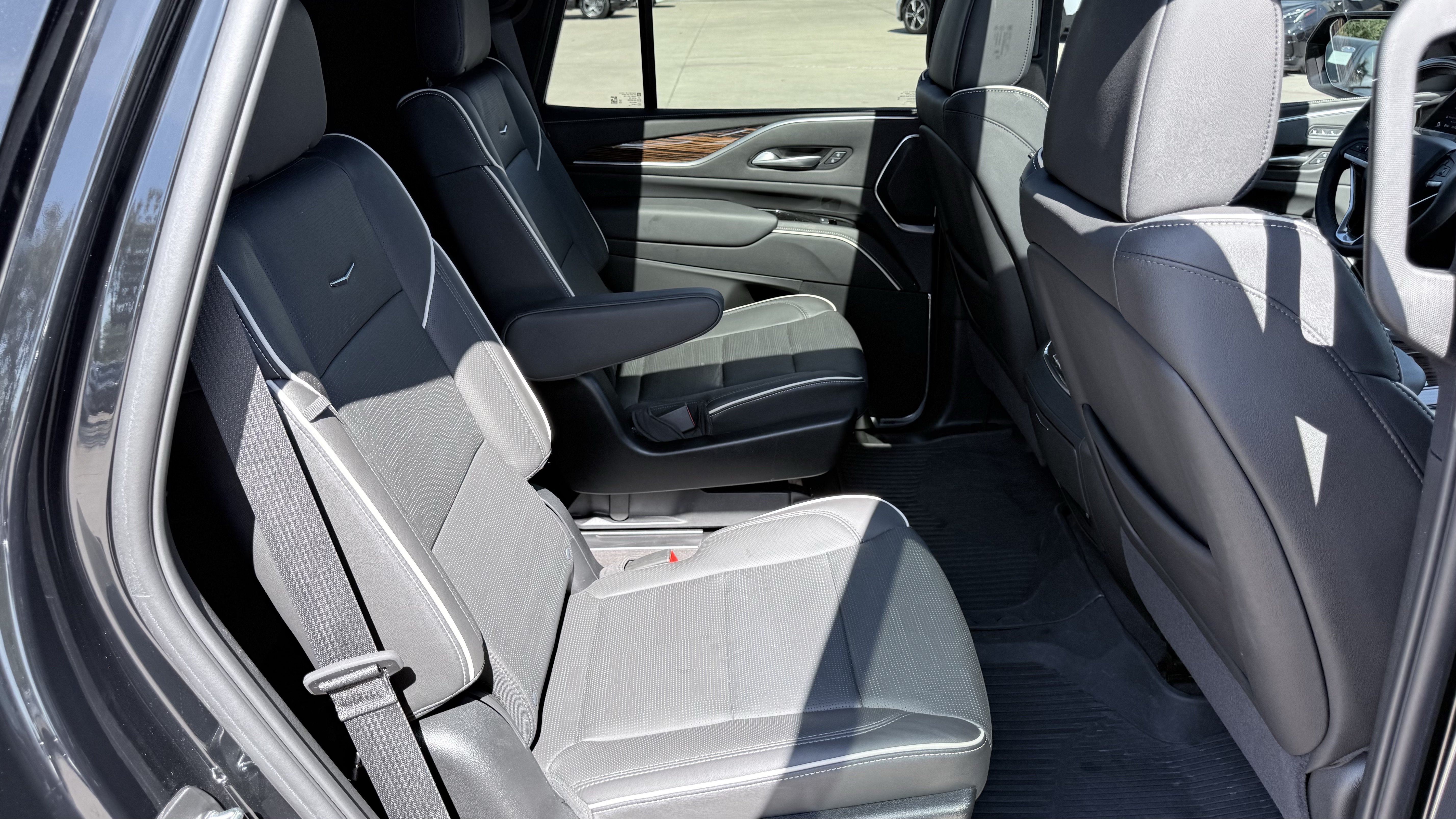 Used 2024 Cadillac Escalade Premium Luxury w/ Performance Package AWD/4WD image 50