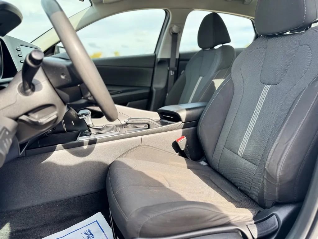 Used 2021 Hyundai Elantra SE image 9