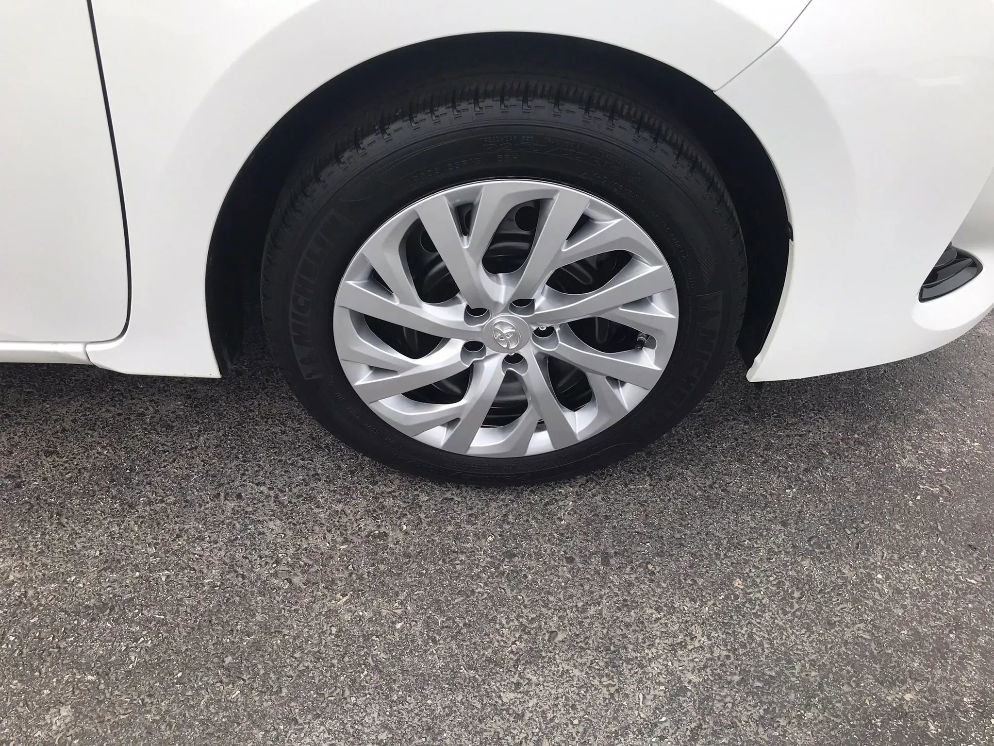 Used 2018 Toyota Corolla LE image 40