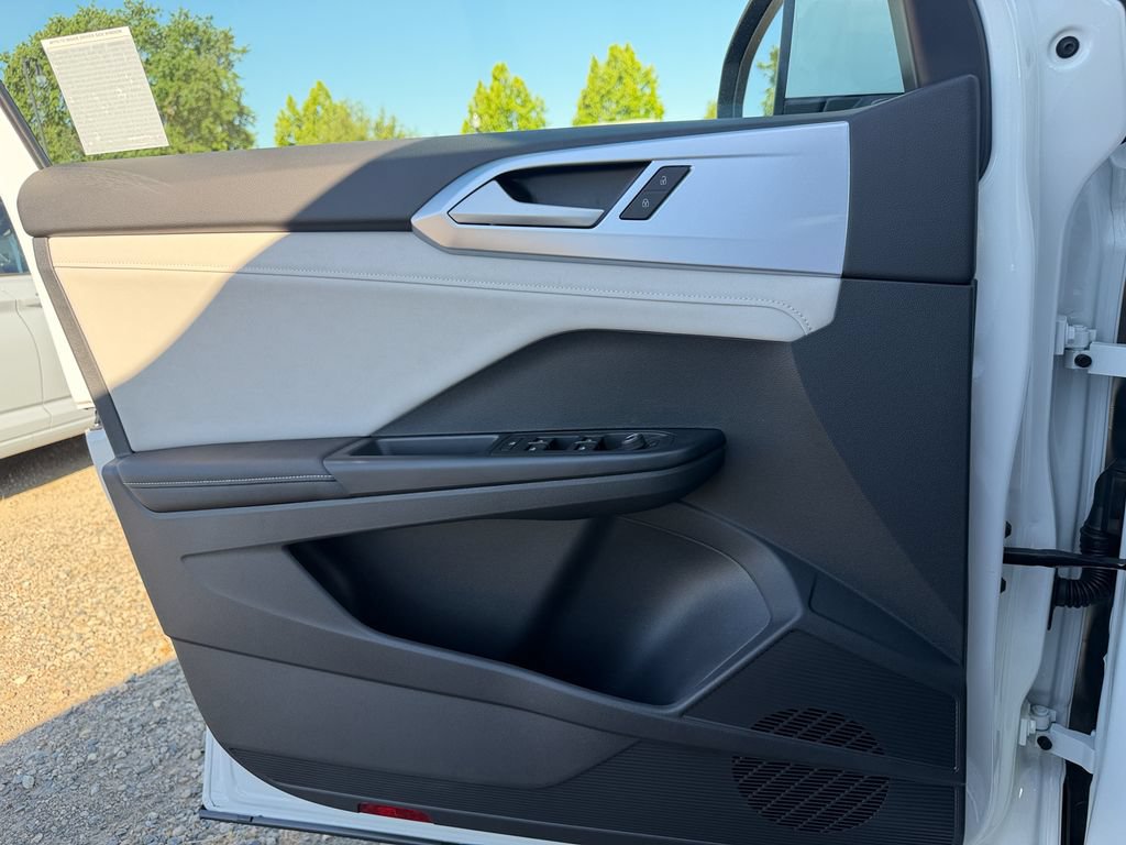 New 2026 Volkswagen Taos SE FWD image 12