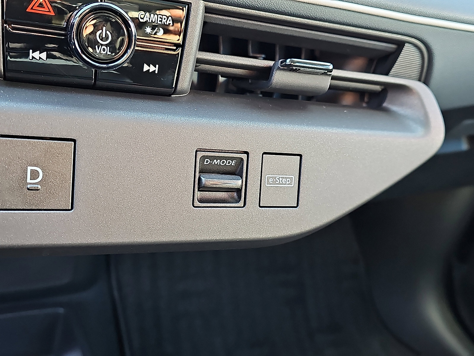 New 2026 Nissan Leaf Platinum+ w/ Floor Mat Package (Platinum+) image 17