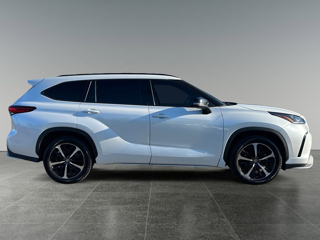 Used 2022 Toyota Highlander XSE AWD/4WD image 10