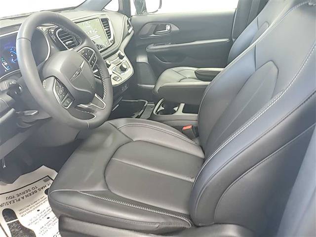 Used 2025 Chrysler Pacifica Select FWD image 7