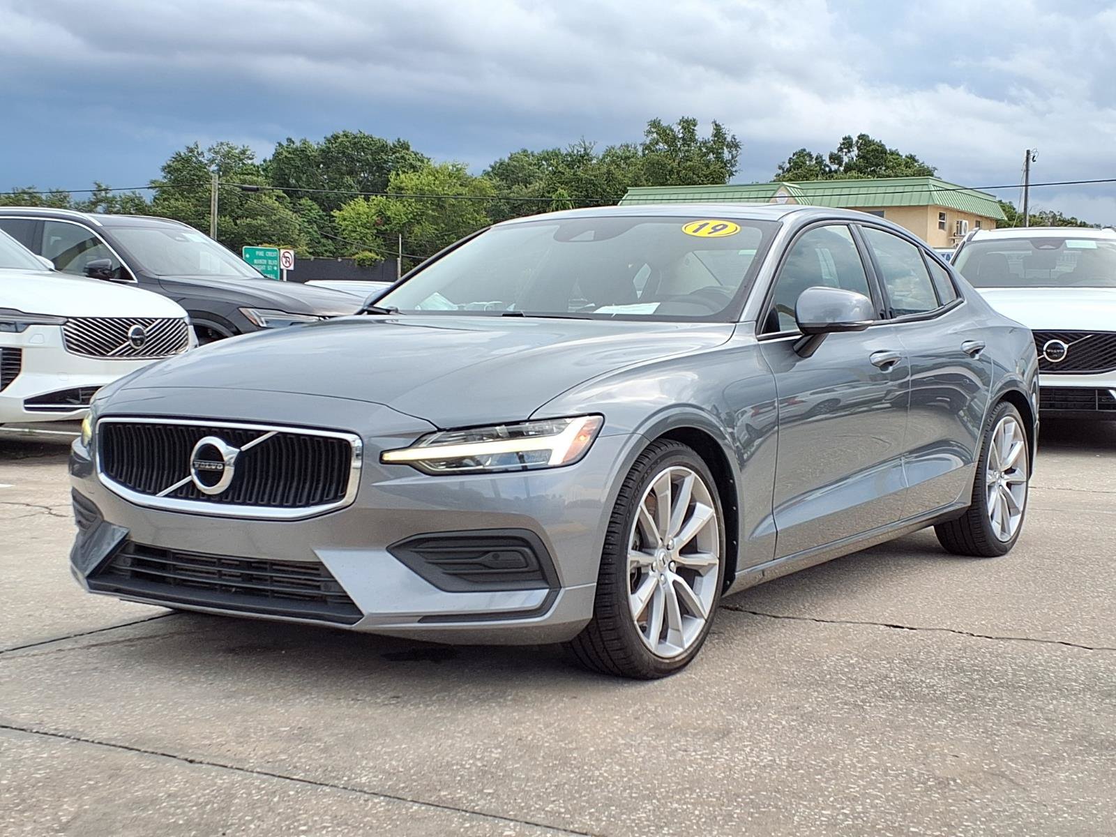 Used 2019 Volvo S60 T6 Momentum w/ Premium Package AWD/4WD image 3