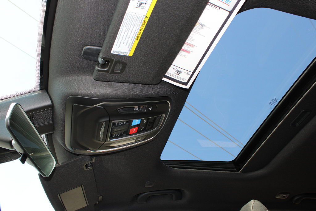 Used 2025 Jeep Grand Cherokee Laredo X RWD image 16