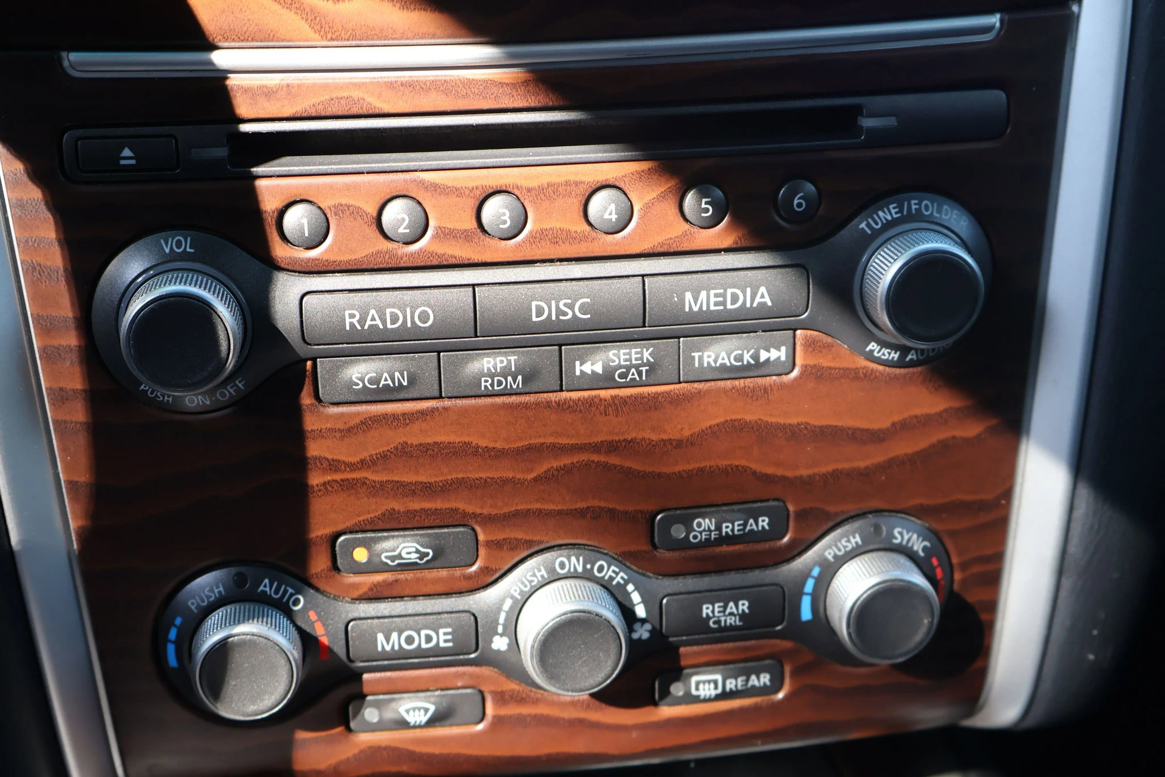 Used 2019 Nissan Pathfinder Platinum image 35