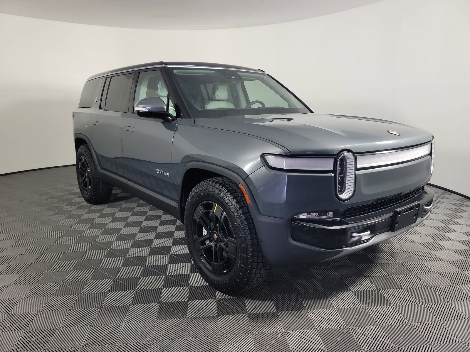Used 2024 Rivian R1S Adventure AWD/4WD image 7