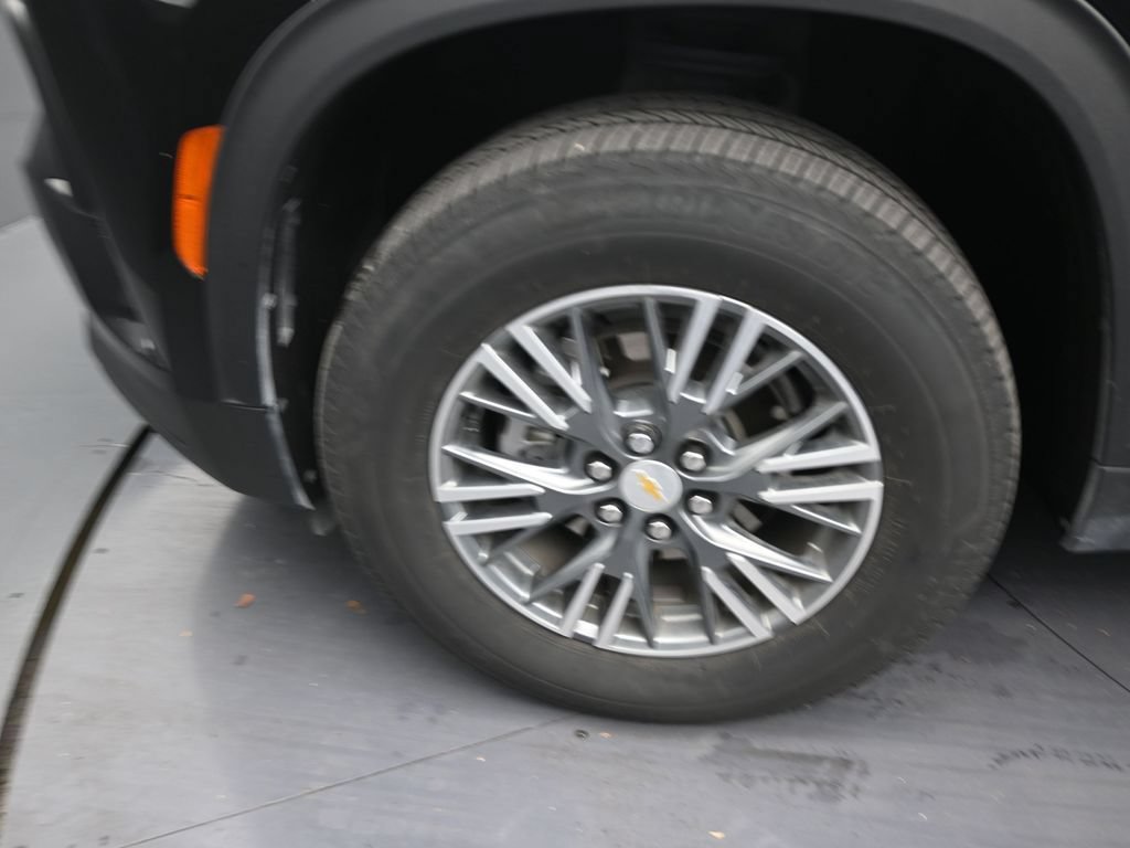 Used 2025 Chevrolet Traverse LT FWD image 9