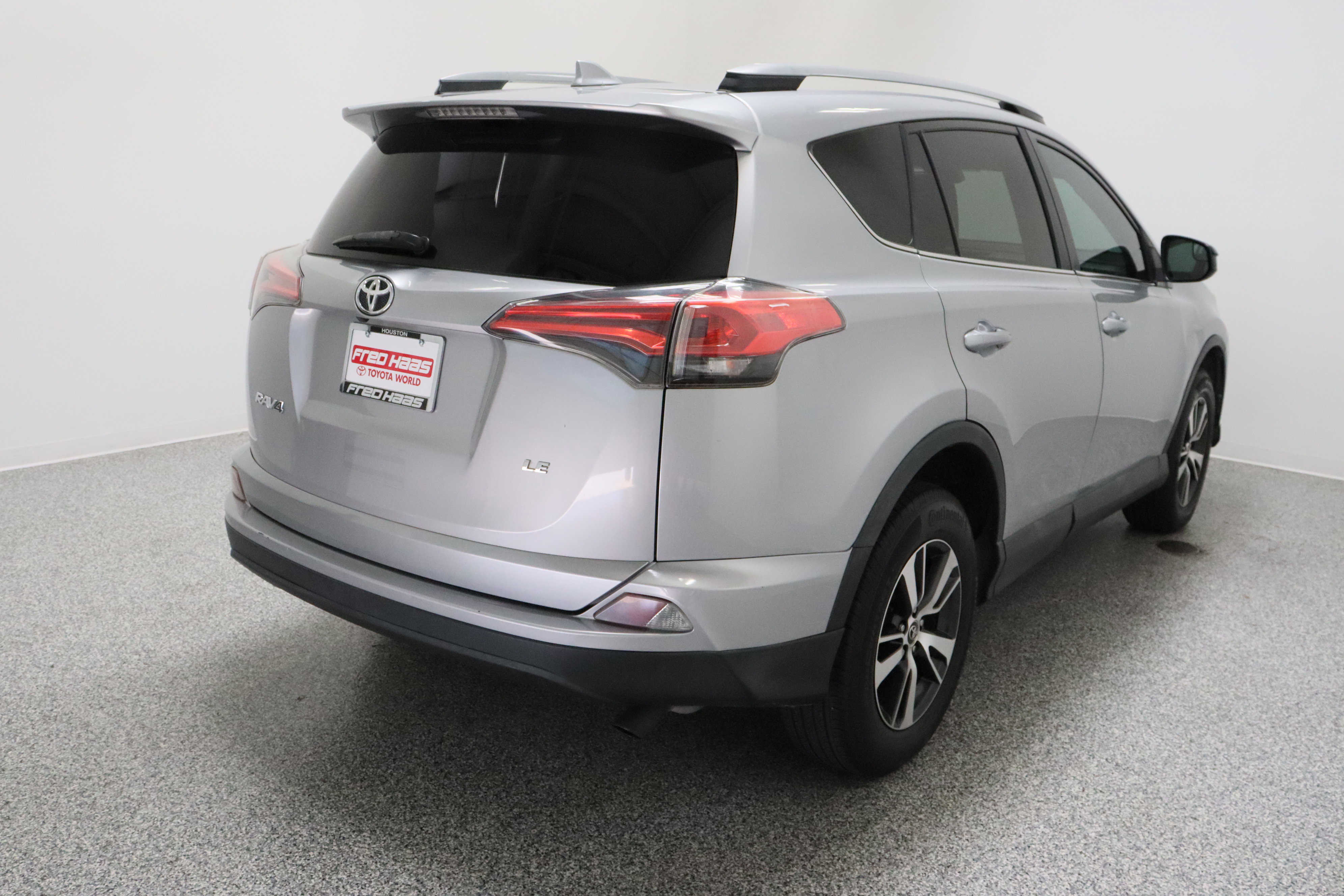 Used 2017 Toyota RAV4 LE FWD image 7