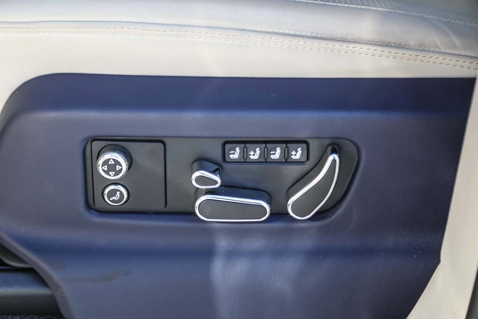 Used 2023 Bentley Bentayga Extended Wheelbase image 19