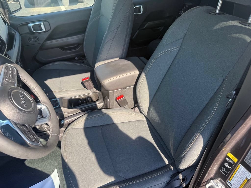 Used 2025 Jeep Wrangler Unlimited Sahara AWD/4WD image 19