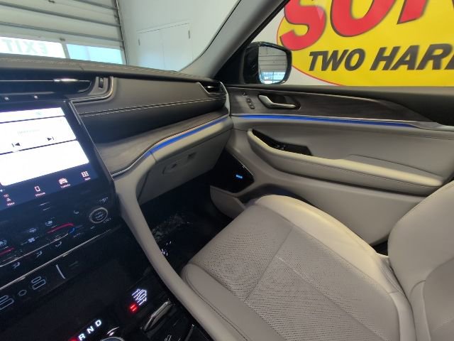 Used 2022 Jeep Grand Cherokee Overland w/ Luxury Tech Group IV AWD/4WD image 29