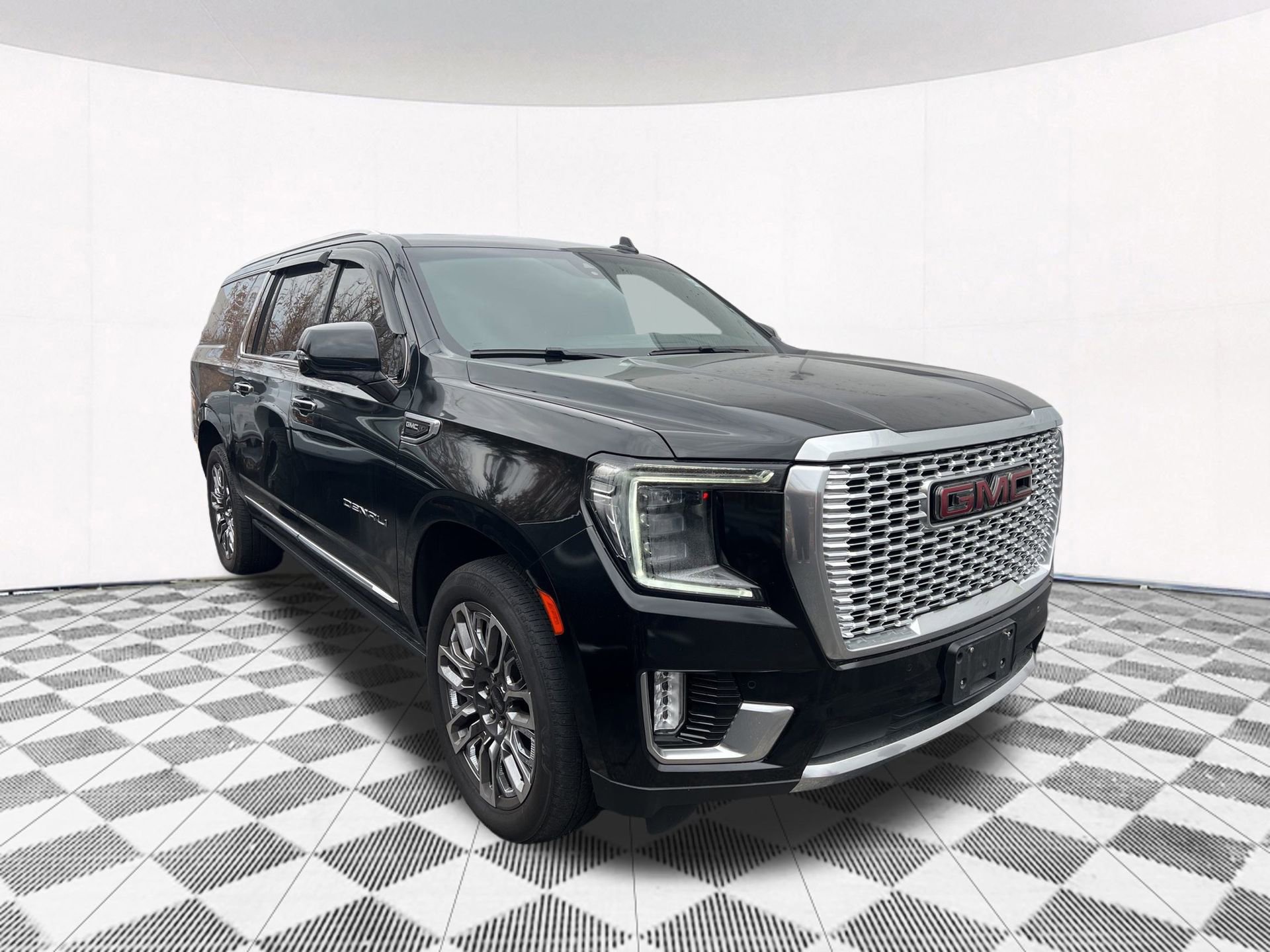 Used 2021 GMC Yukon XL Denali w/ Denali Premium Package image 4