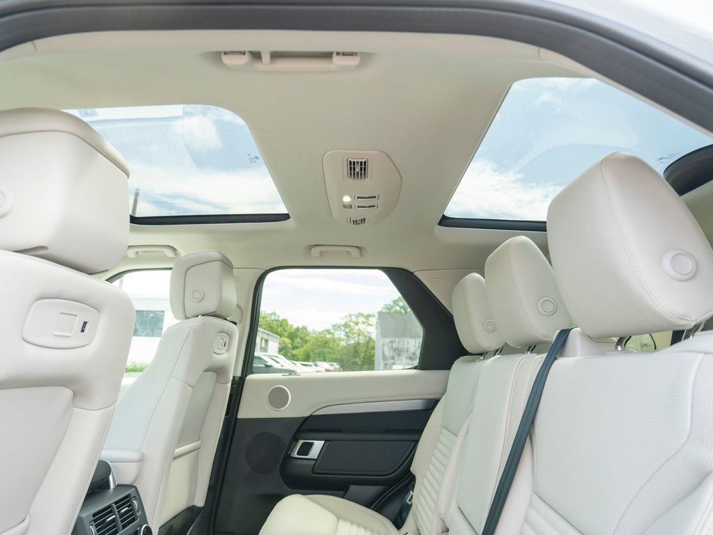 New 2025 Land Rover Discovery Dynamic SE image 21