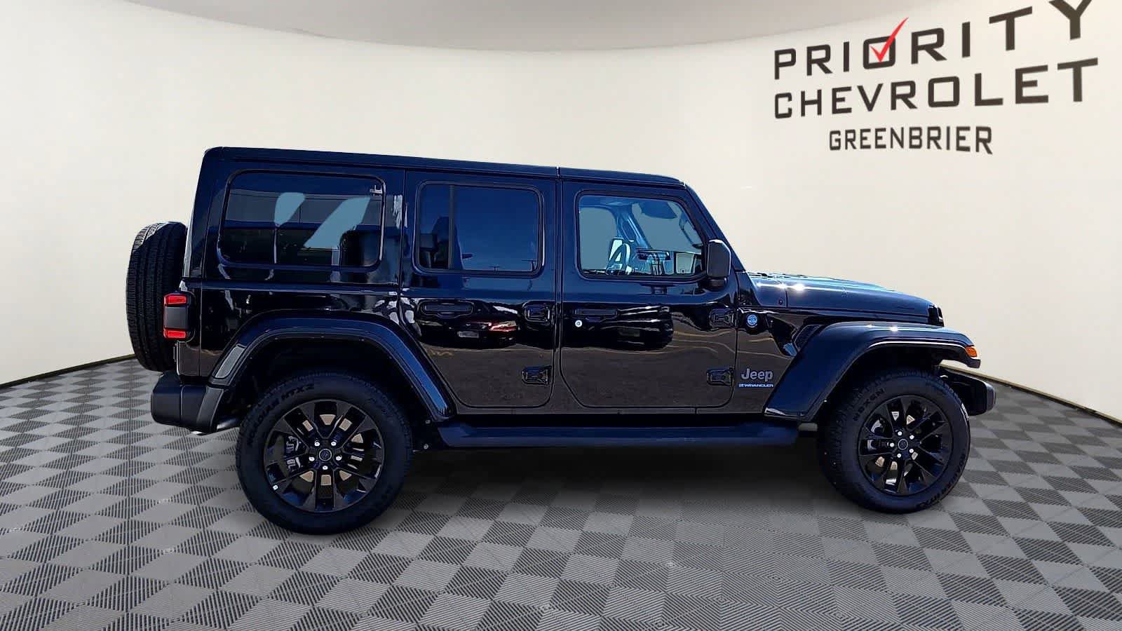Used 2025 Jeep Wrangler Unlimited Sahara AWD/4WD image 9