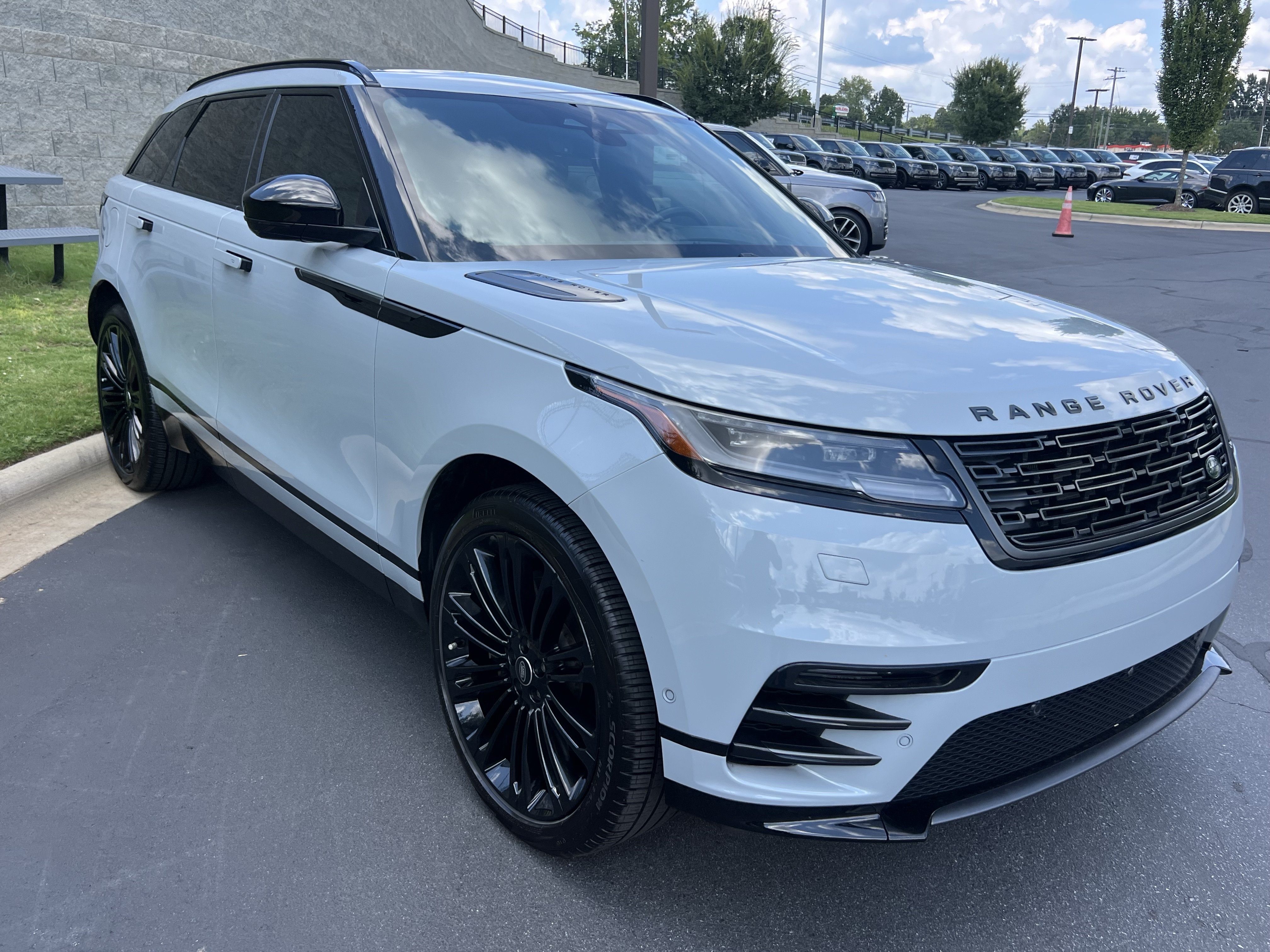 Certified 2026 Land Rover Range Rover Velar Dynamic SE AWD/4WD image 9