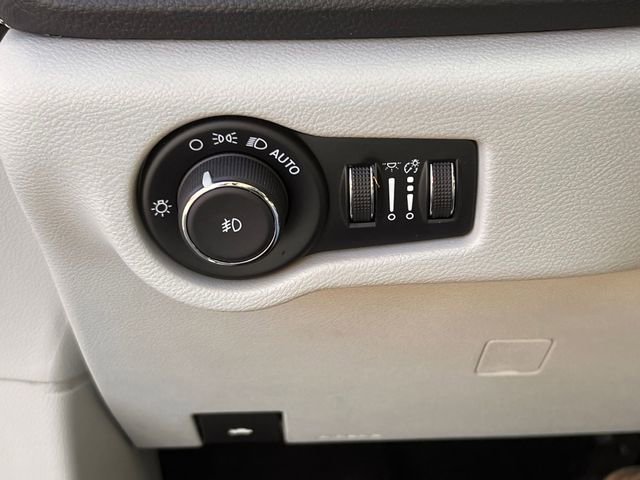 Used 2024 Chrysler Pacifica Select image 16