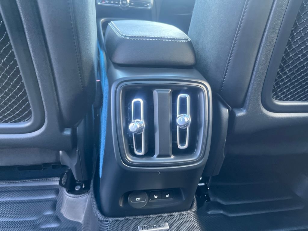 Used 2023 Volvo XC40 Recharge Ultimate image 18