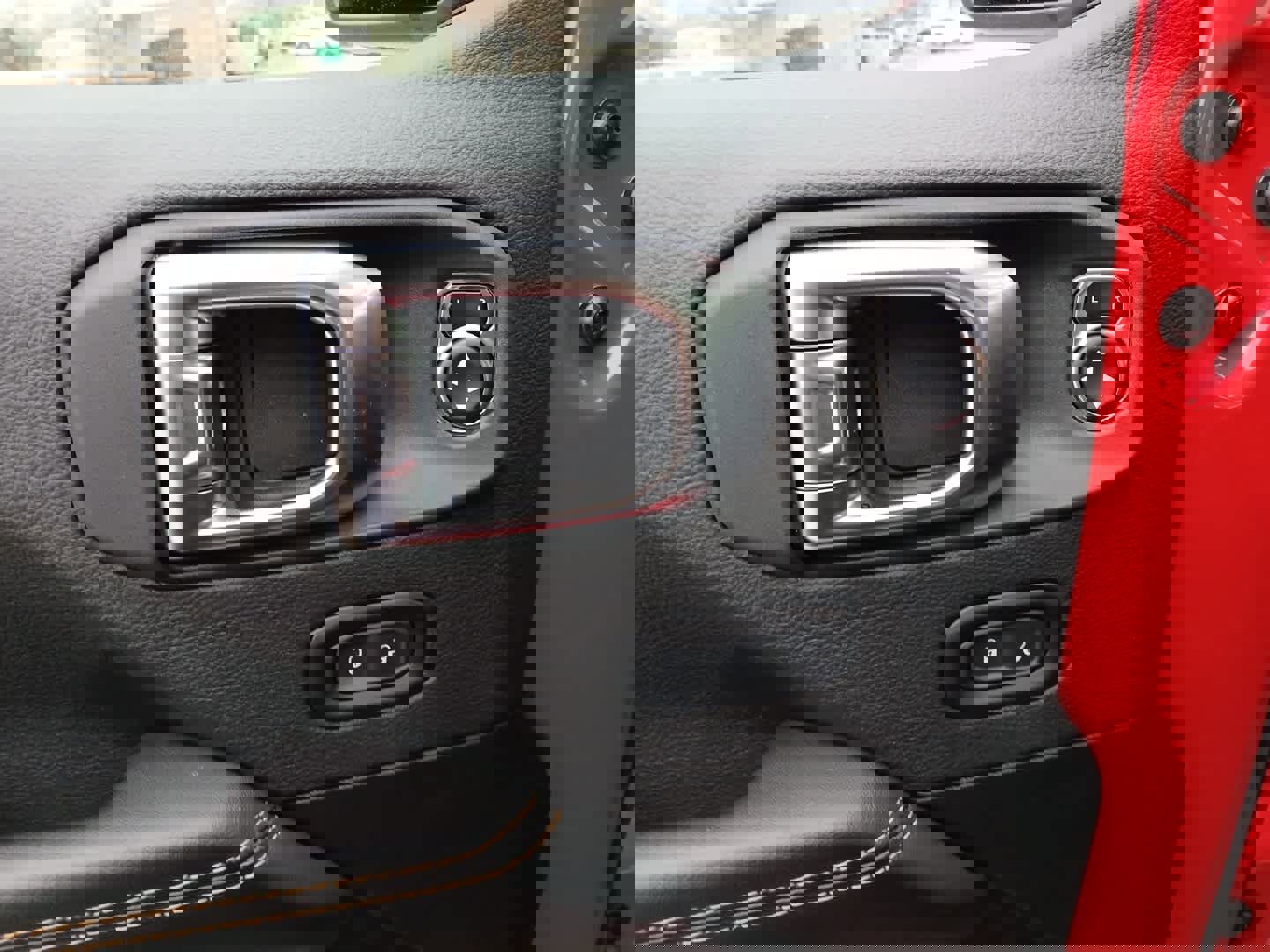 Used 2025 Jeep Wrangler Sahara image 24