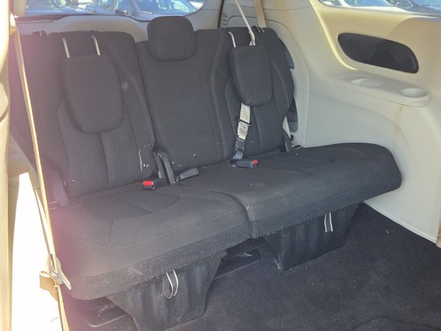 Used 2017 Chrysler Pacifica Touring FWD image 16