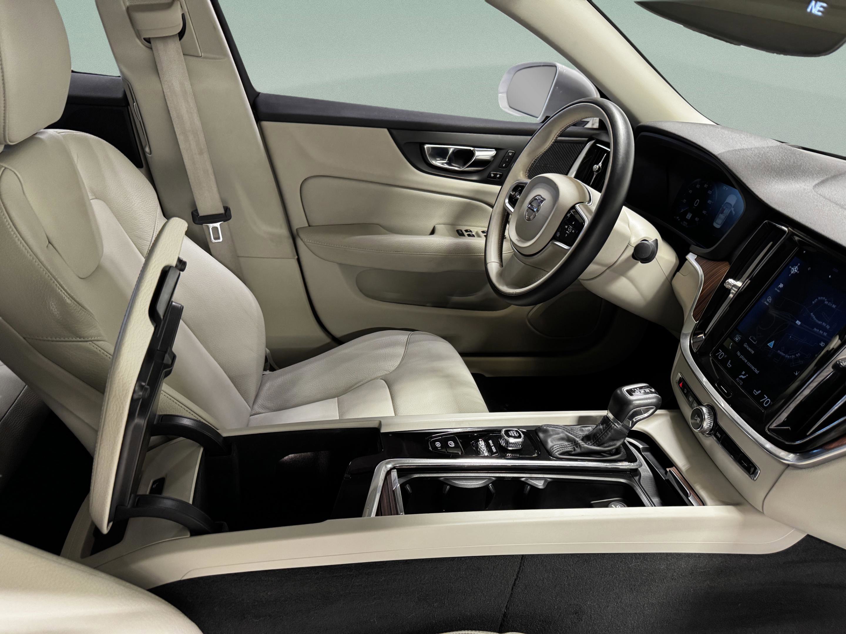 Used 2019 Volvo S60 T6 Momentum w/ Multimedia Package image 27