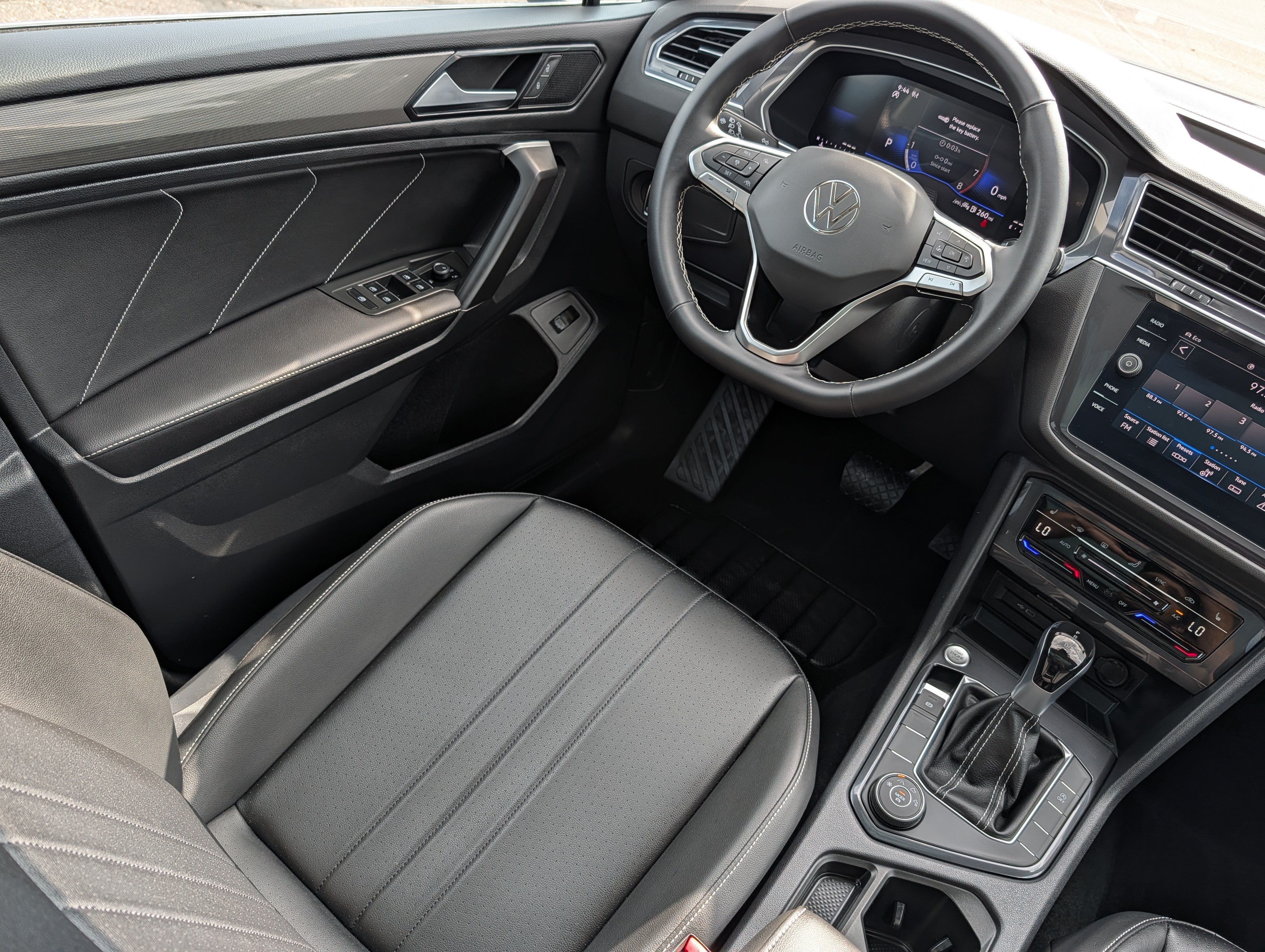 Used 2024 Volkswagen Tiguan SE w/ Panoramic Sunroof Package AWD/4WD image 9