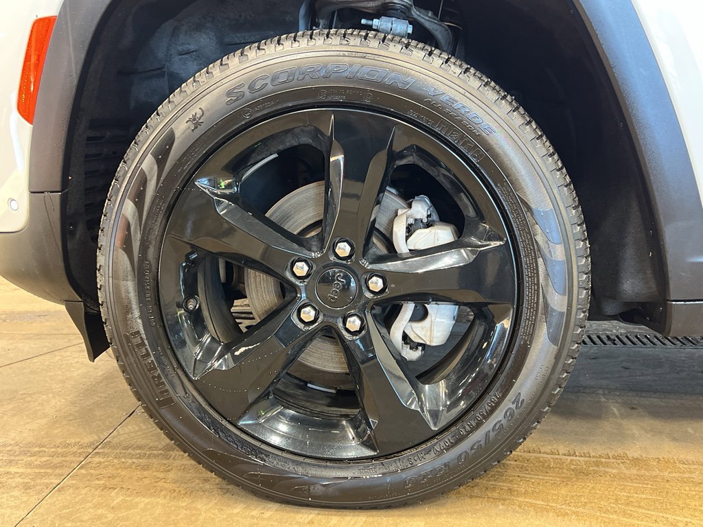 Used 2025 Jeep Grand Cherokee Limited w/ Luxury Tech Group II image 8