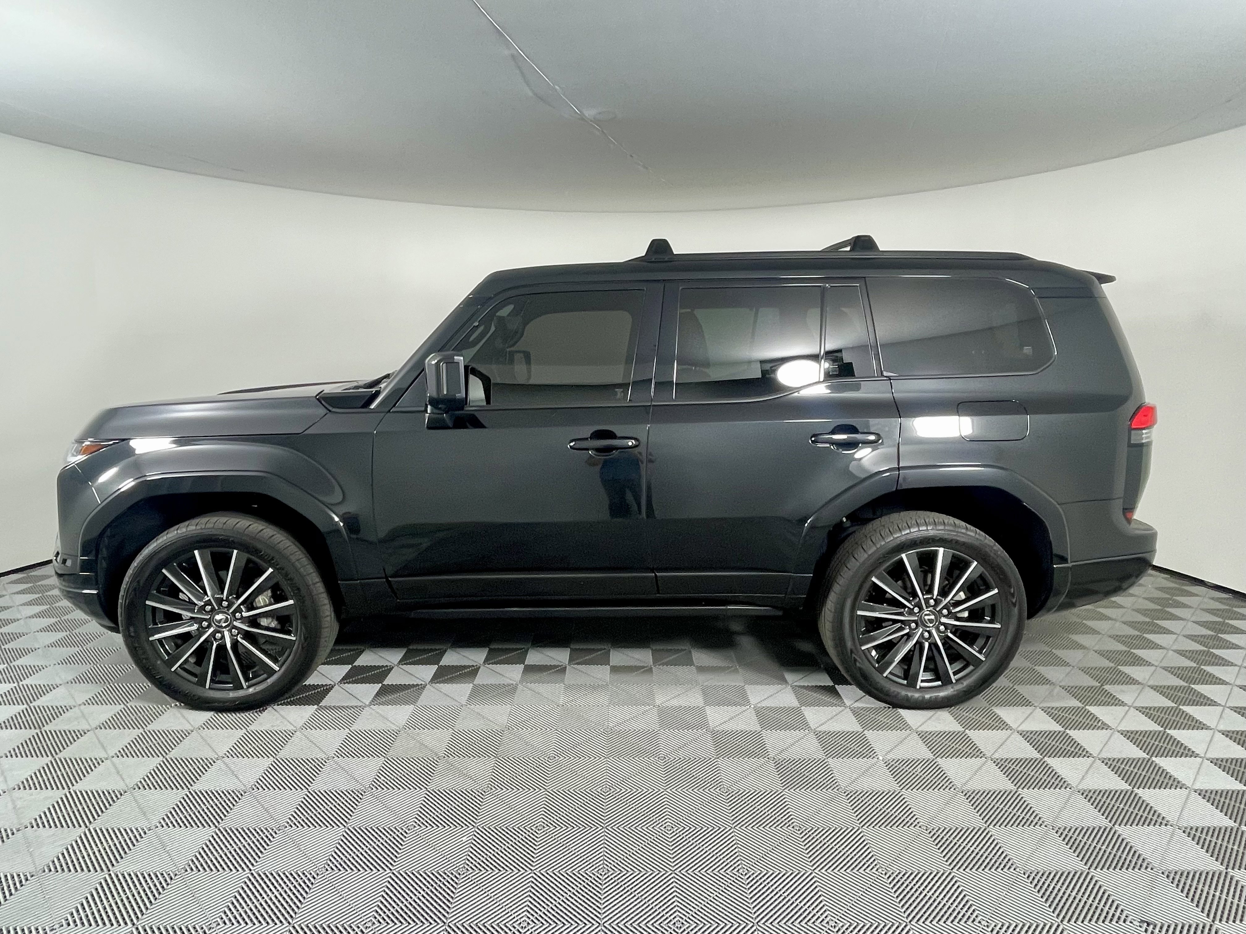 Used 2024 Lexus GX 550 w/ Accessory Package (Z1) image 2