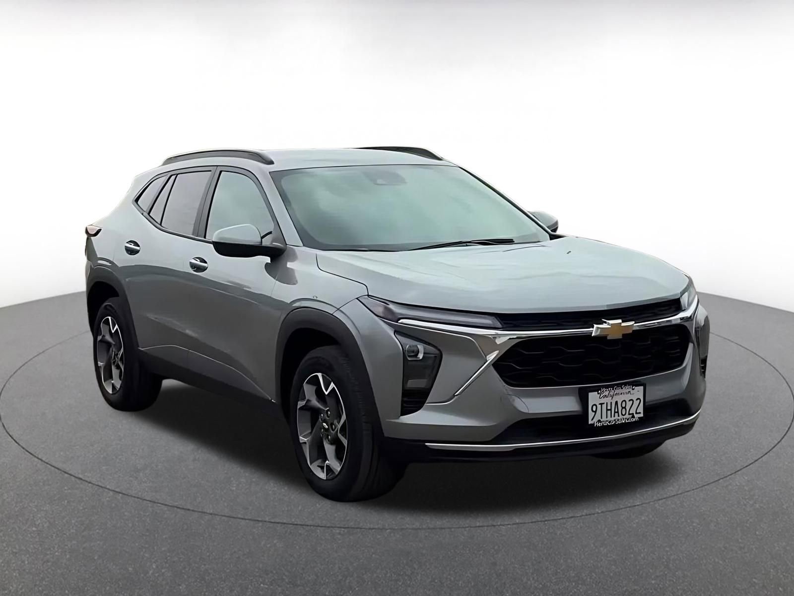 Used 2025 Chevrolet Trax LT w/ LT Convenience Package FWD image 3