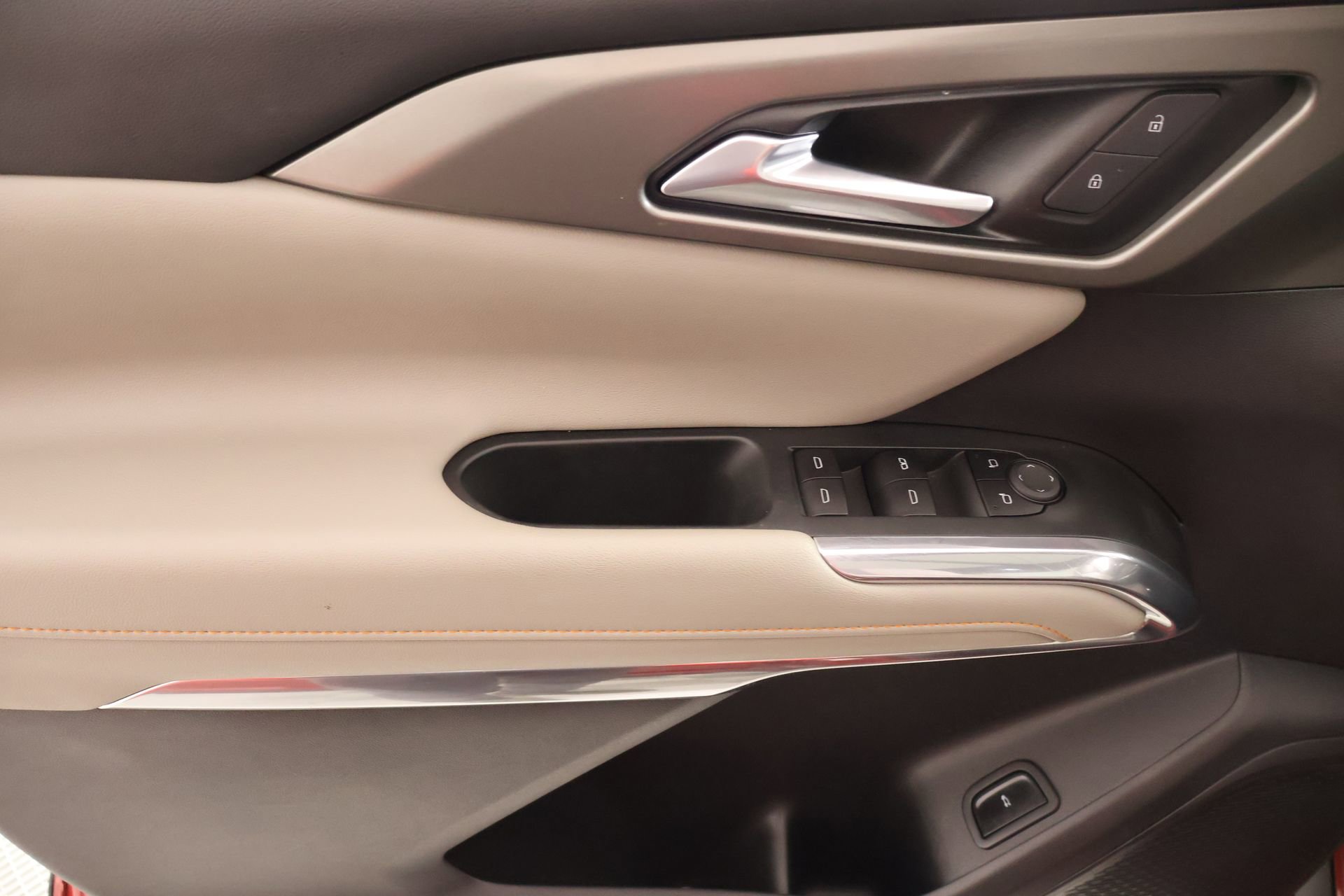 Used 2025 Chevrolet Traverse LT w/ Sun and Wheel Package image 16