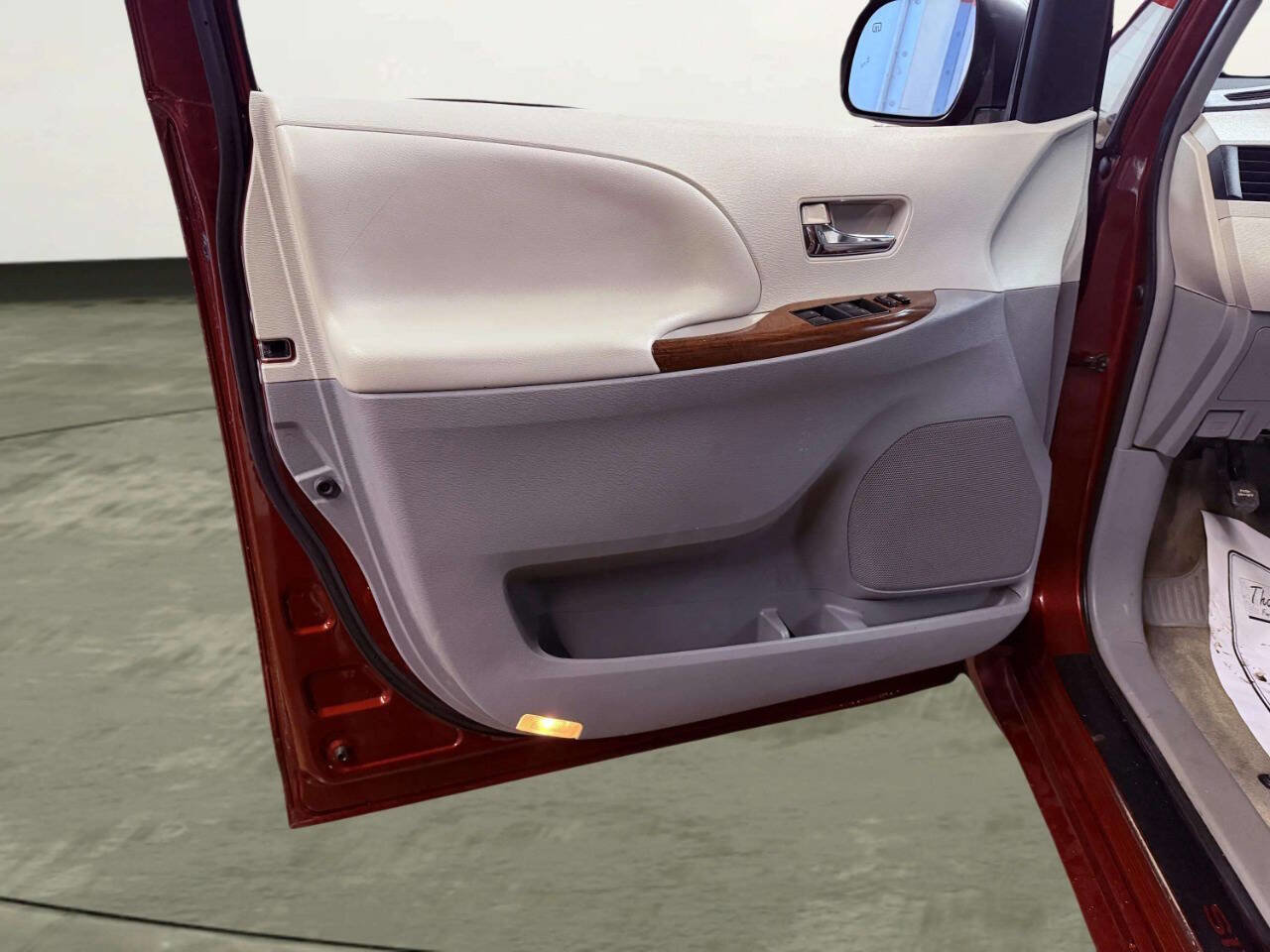 Used 2013 Toyota Sienna XLE image 10