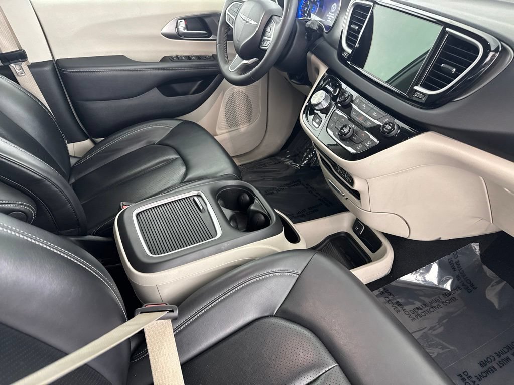 Used 2023 Chrysler Pacifica Touring-L FWD image 23