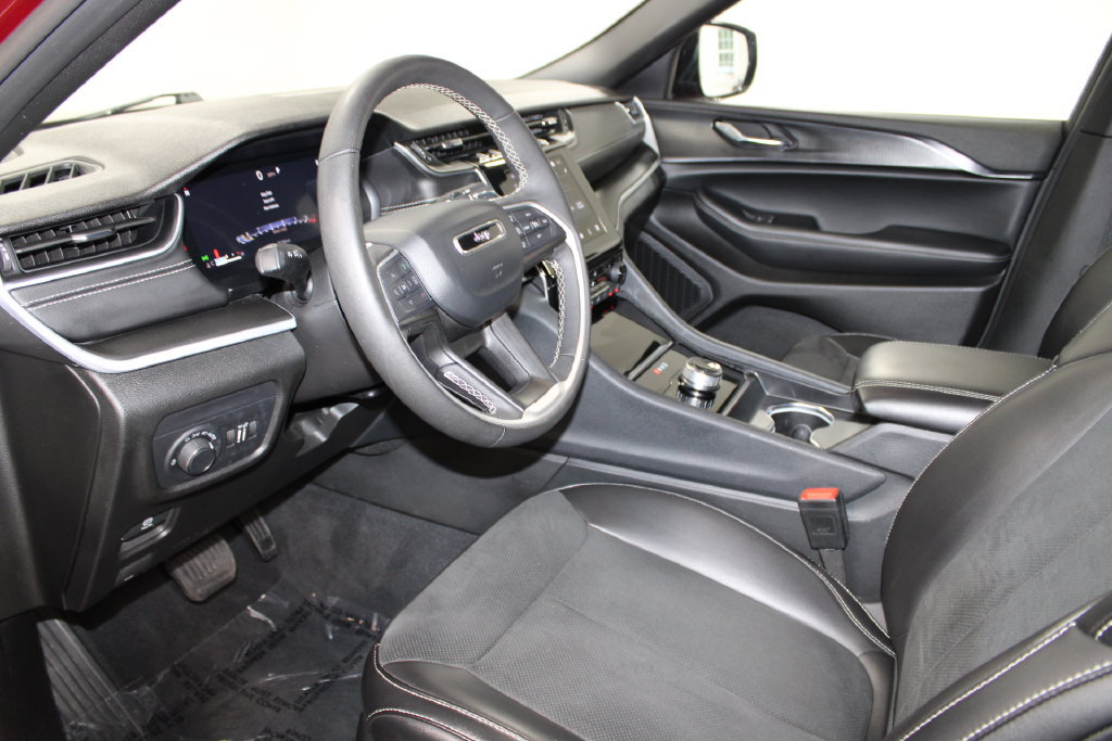 Used 2025 Jeep Grand Cherokee Altitude AWD/4WD image 16