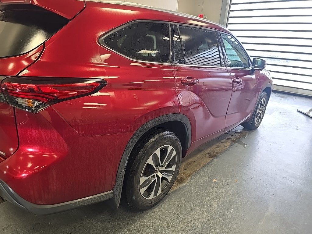 Used 2020 Toyota Highlander XLE AWD/4WD image 3