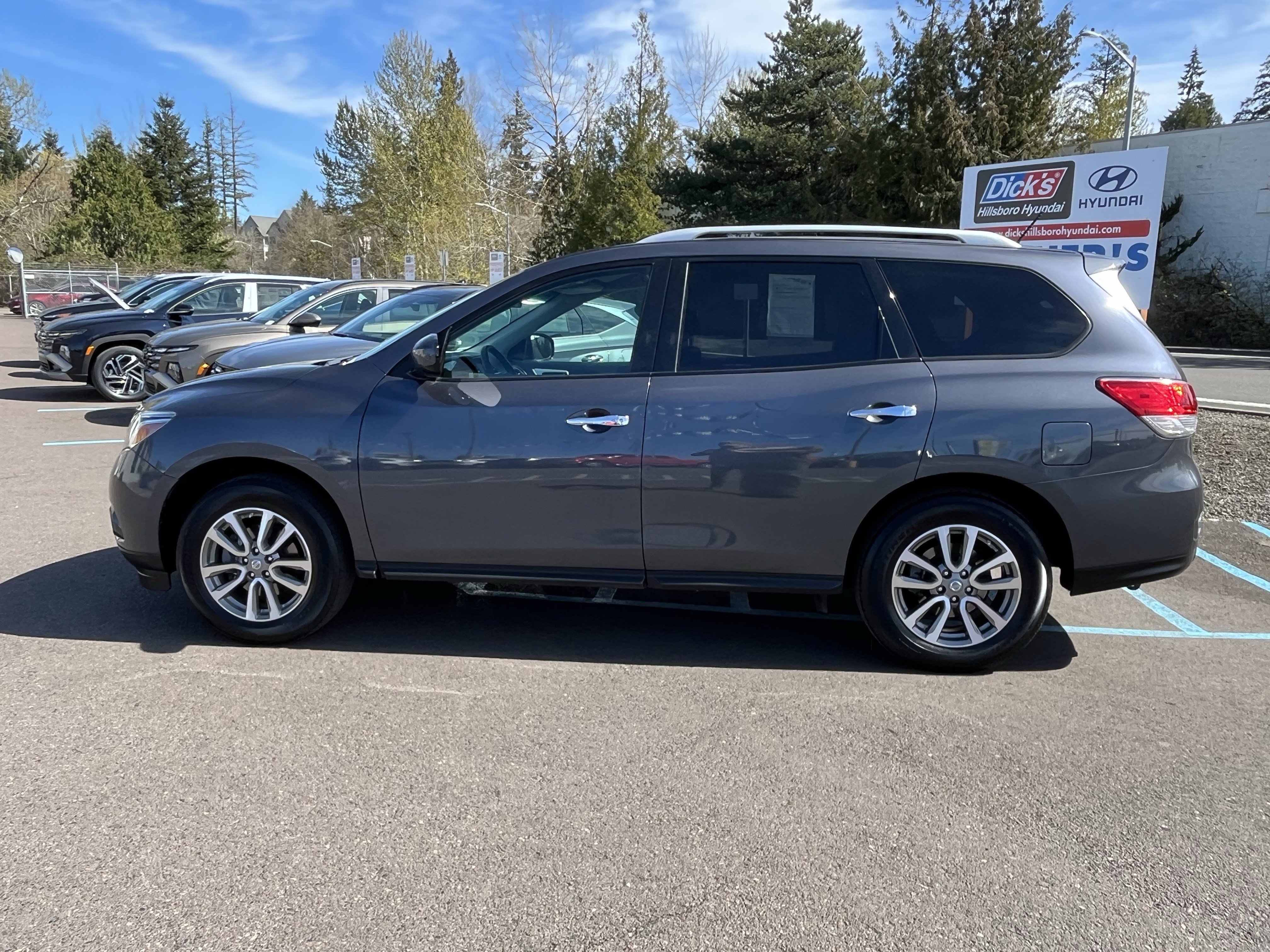 Used 2014 Nissan Pathfinder SV image 2