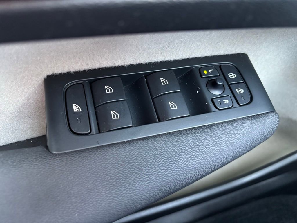 Certified 2023 Volvo XC40 B5 Plus w/ Driver Assist Package image 28