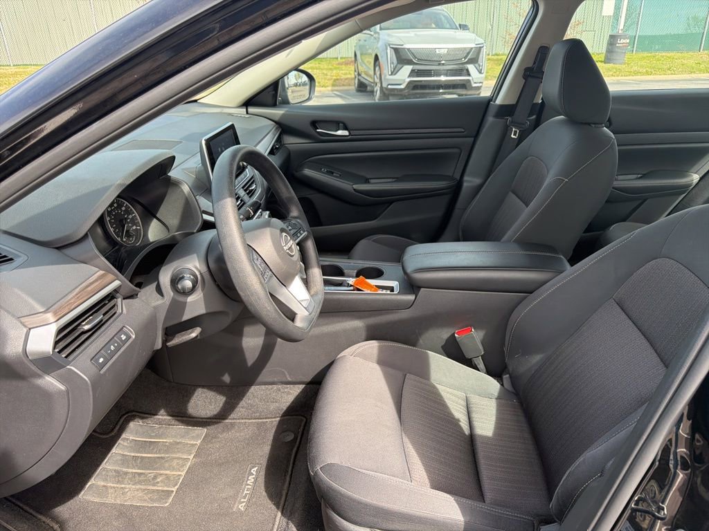 Used 2025 Nissan Altima 2.5 SV image 10
