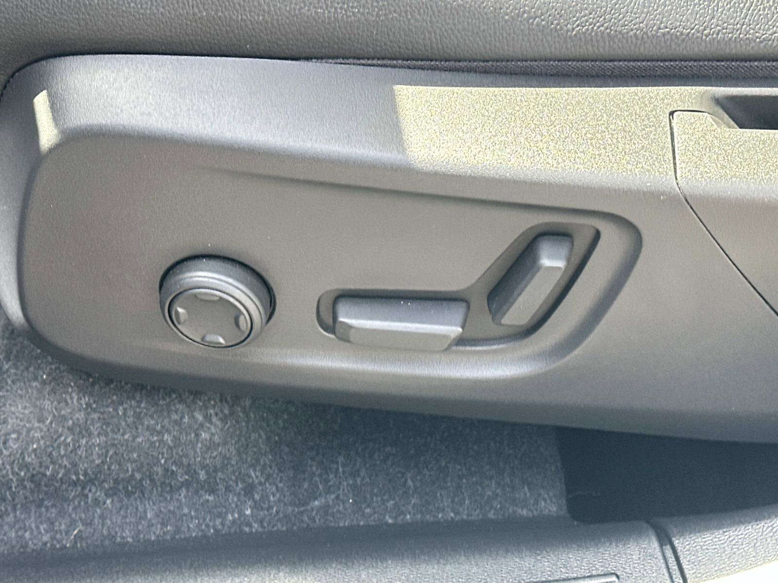 Used 2025 Volvo XC40 B5 Core w/ Climate Package image 18