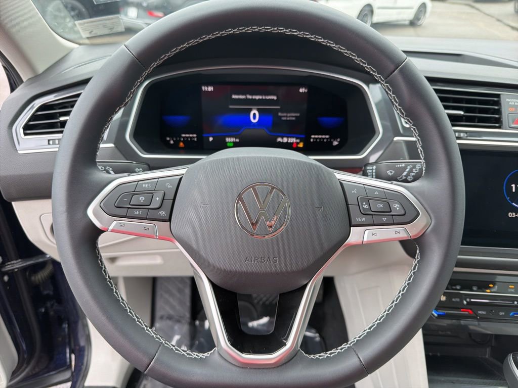 Used 2023 Volkswagen Tiguan SE w/ Panoramic Sunroof Package image 17