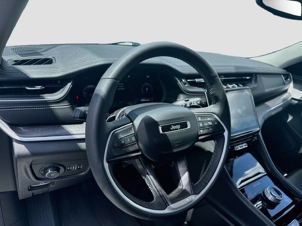 Used 2023 Jeep Grand Cherokee Limited AWD/4WD image 11