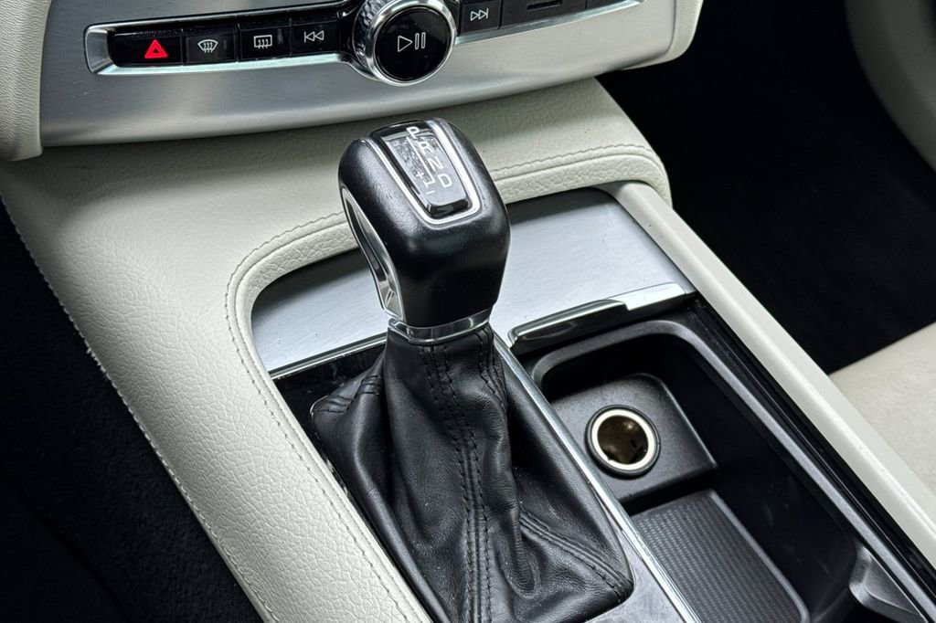 Used 2018 Volvo XC90 T5 Momentum w/ Convenience Package image 22