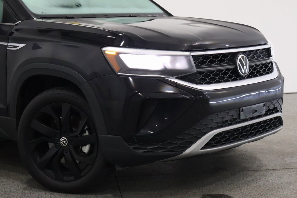 Used 2023 Volkswagen Taos SE w/ Panoramic Sunroof Package image 3
