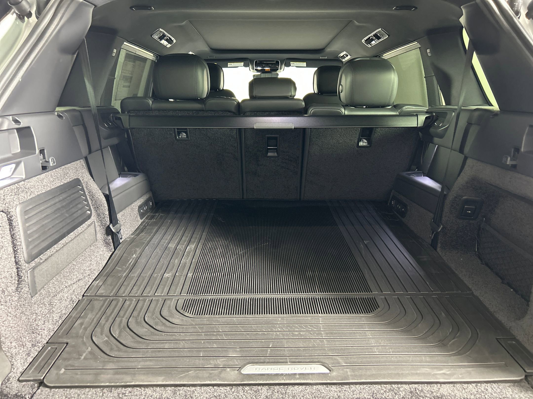 New 2025 Land Rover Range Rover Long Wheelbase SE image 17