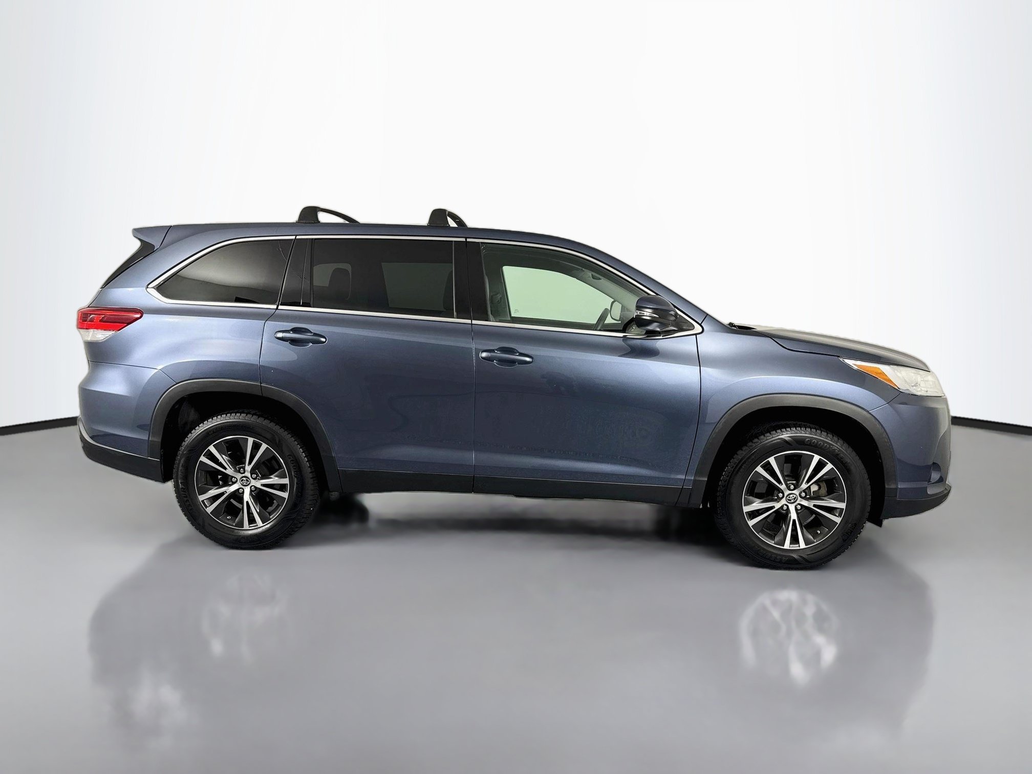 Used 2019 Toyota Highlander LE FWD image 4
