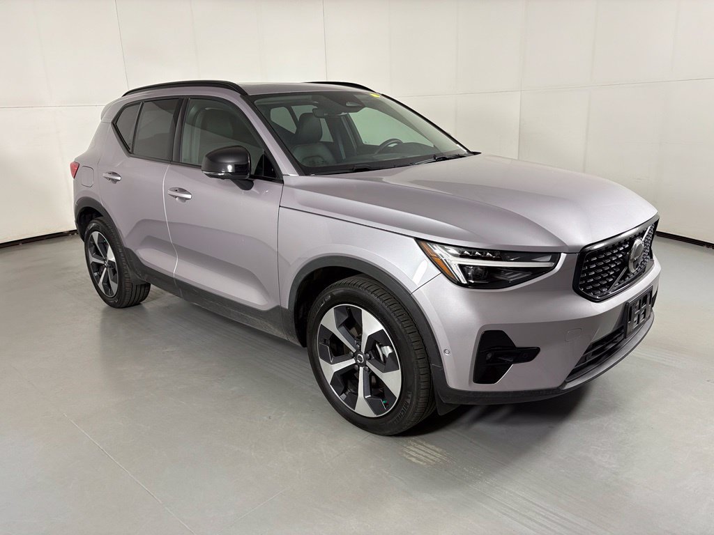 Used 2026 Volvo XC40 B5 Plus AWD/4WD image 2
