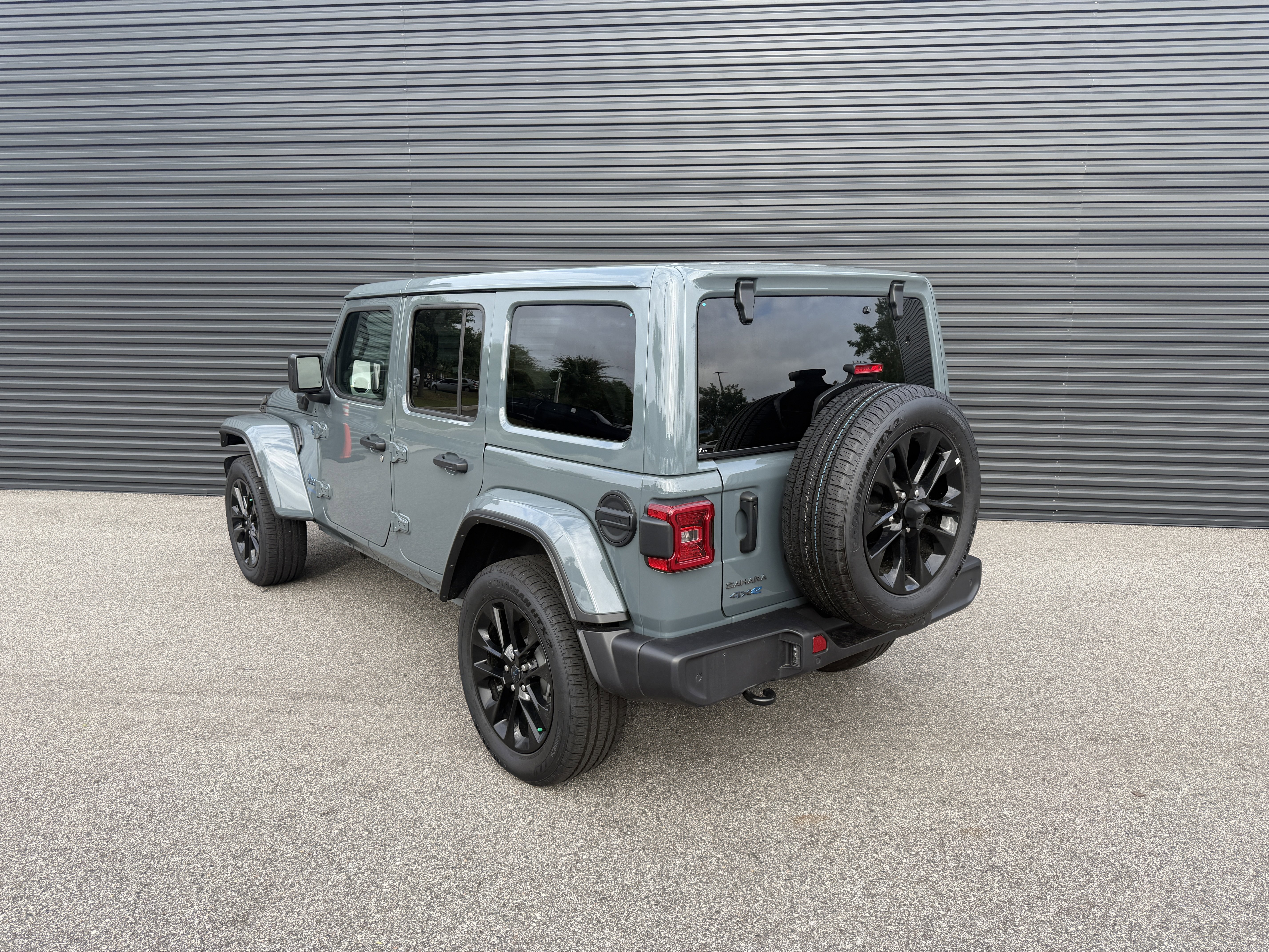 Used 2025 Jeep Wrangler Unlimited Sahara w/ Safety Group image 3